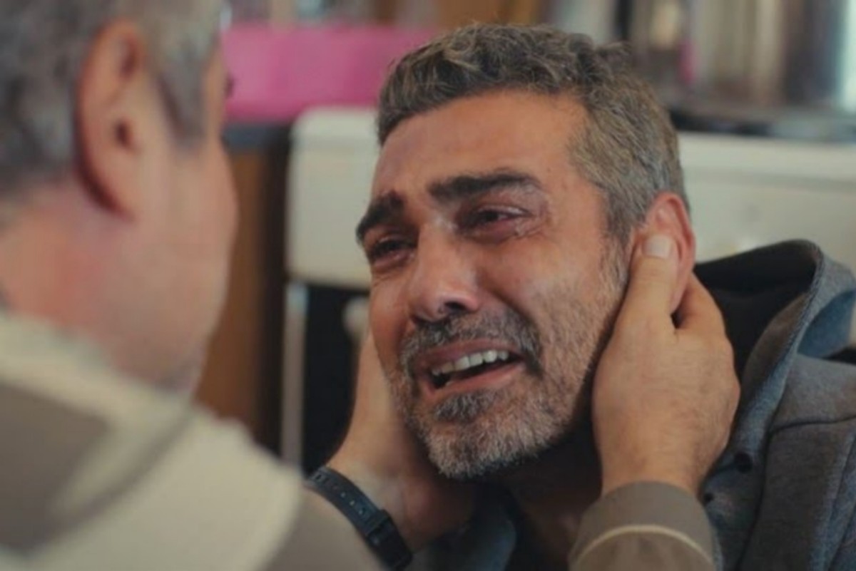 Cena de Sarp implorando a Enver por informações sobre Bahar em Força de Mulher