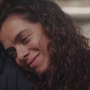 Cena de celebração com Bahar, família e amigos.