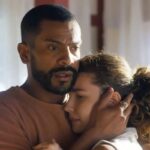 Cena de tensão romântica entre Michele e Daniel em 'Mania de Você'."