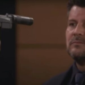 Fausto apontando arma para Aaron em cena tensa da novela.