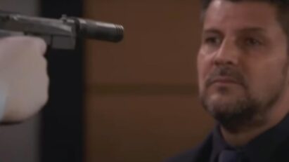 Fausto apontando arma para Aaron em cena tensa da novela.