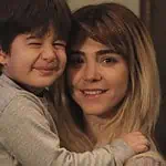 Ceyda sorrindo em uma cena cômica da novela Força de Mulher.