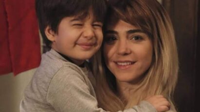 Ceyda sorrindo em uma cena cômica da novela Força de Mulher.