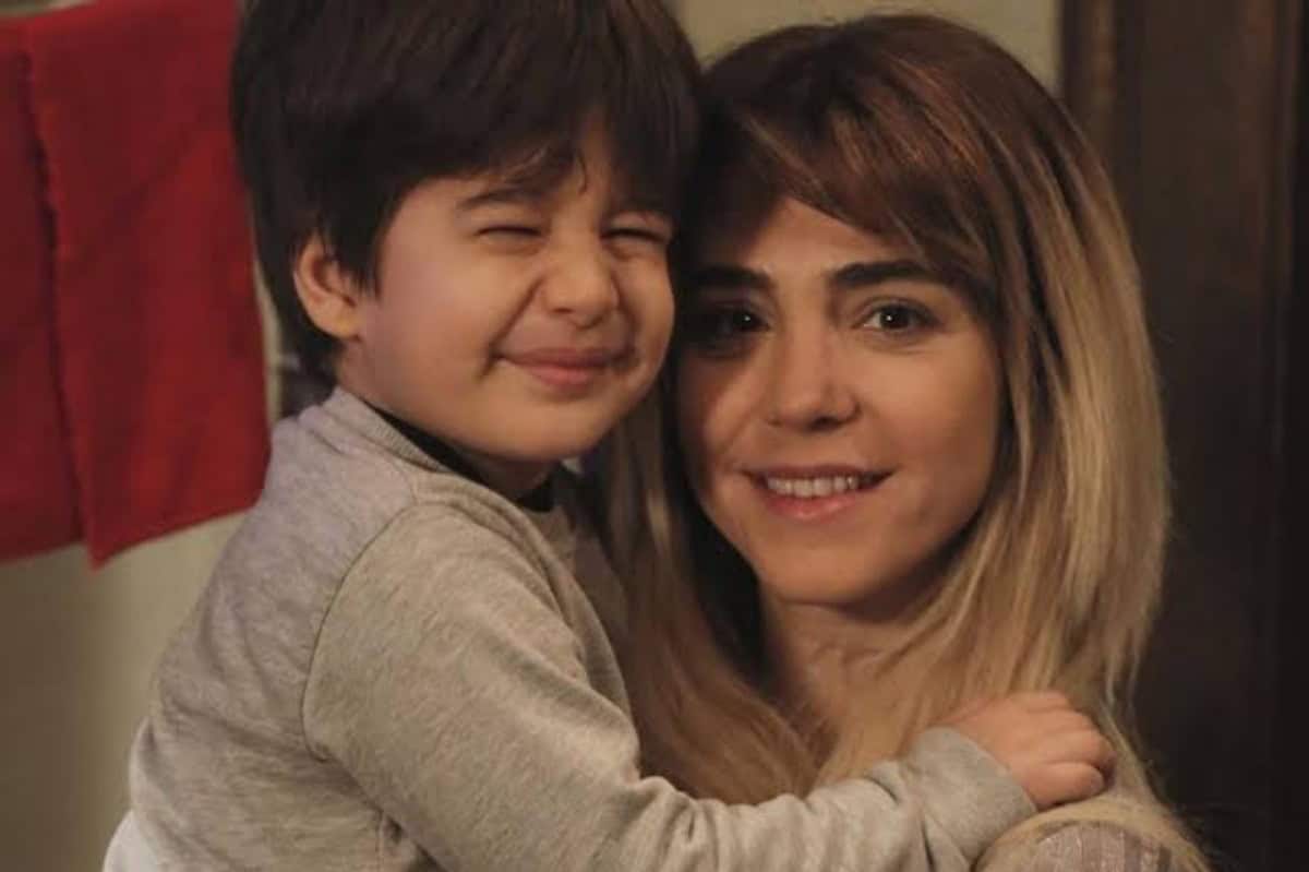 Ceyda sorrindo em uma cena cômica da novela Força de Mulher.
