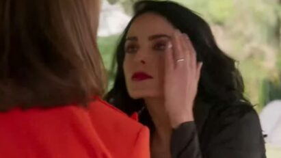 Daniela enfrentando Karen em cena tensa da novela.