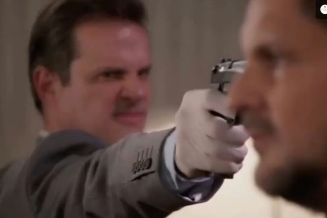 Cena da novela Meu Caminho é Te Amar com Fausto tramando em um momento de tensão.