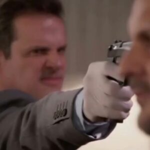 Cena da novela Meu Caminho é Te Amar com Fausto tramando em um momento de tensão.