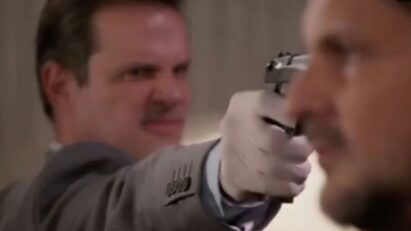 Cena da novela Meu Caminho é Te Amar com Fausto tramando em um momento de tensão.