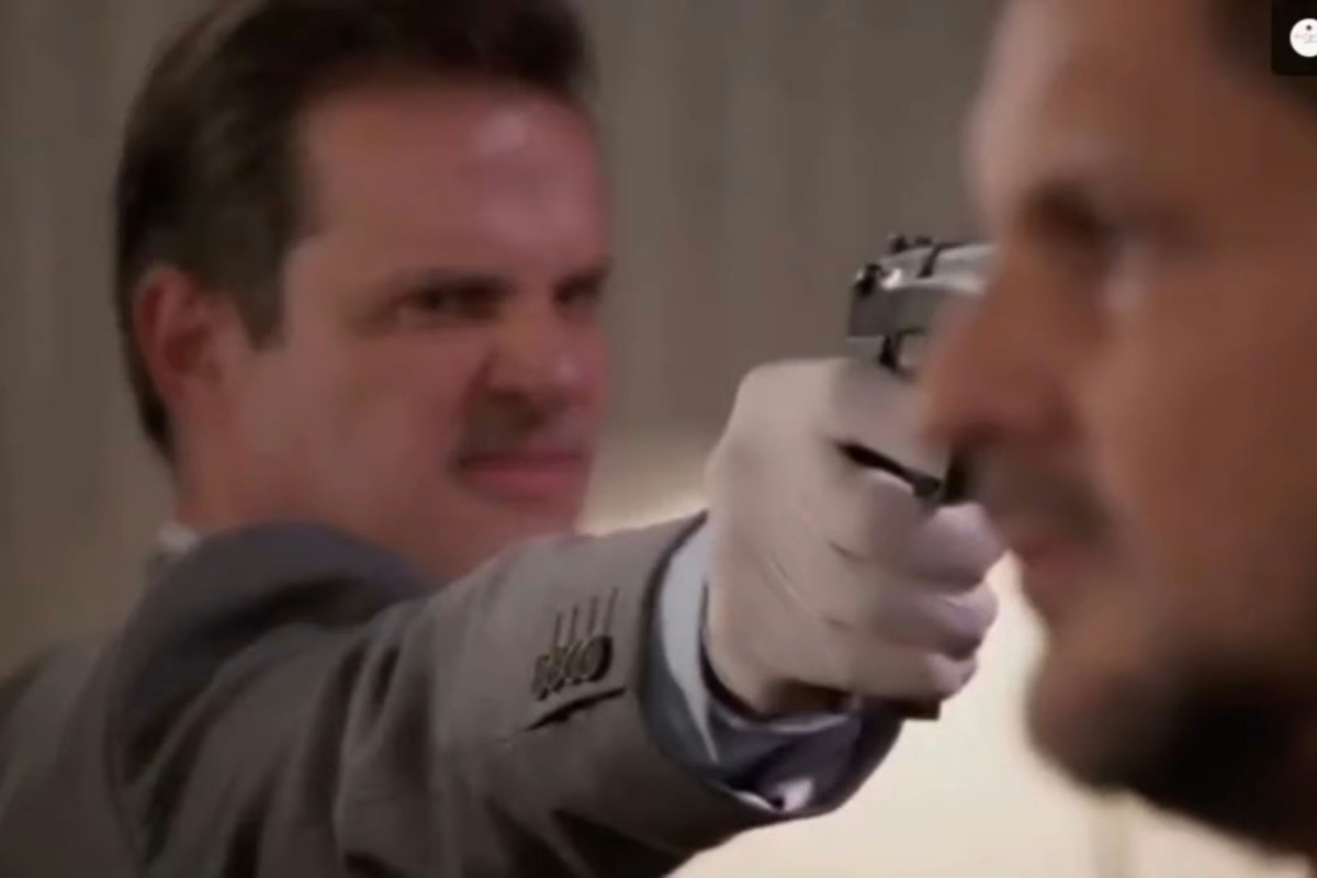 Cena da novela Meu Caminho é Te Amar com Fausto tramando em um momento de tensão.