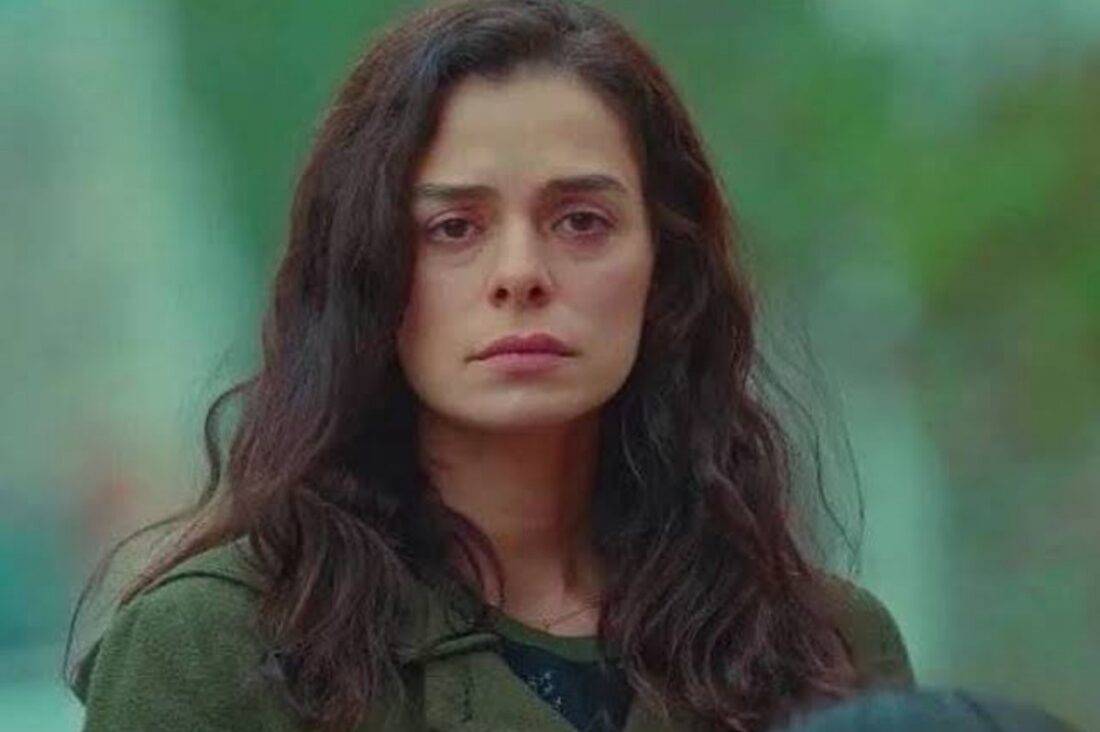 Imagem de Bahar observando Sarp e Piril com os filhos gêmeos ao fundo.