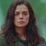 Imagem de Bahar observando Sarp e Piril com os filhos gêmeos ao fundo.