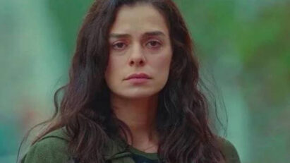 Imagem de Bahar observando Sarp e Piril com os filhos gêmeos ao fundo.