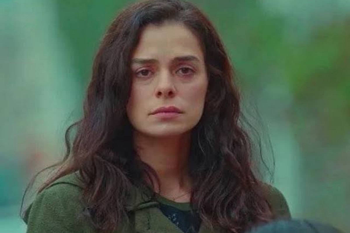 Imagem de Bahar observando Sarp e Piril com os filhos gêmeos ao fundo.