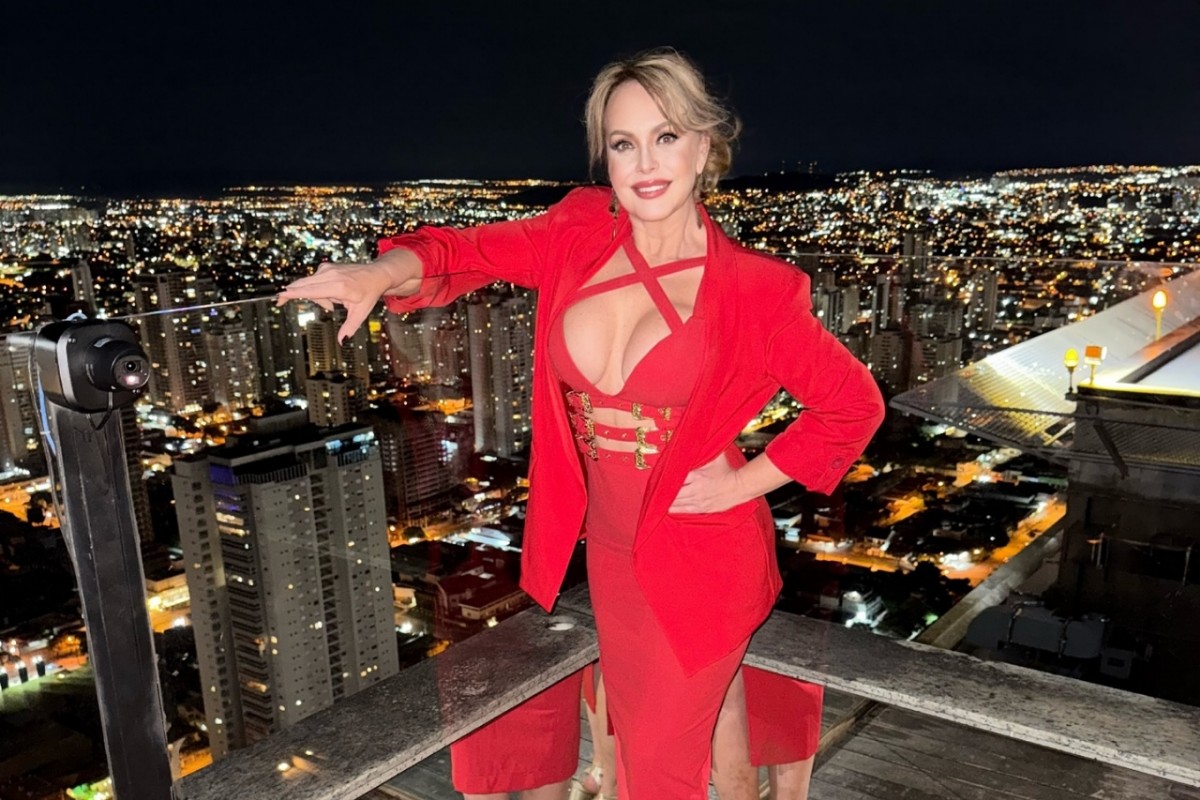 Gabriela Spanic comemorando seu aniversário ao lado de fãs em Goiânia.