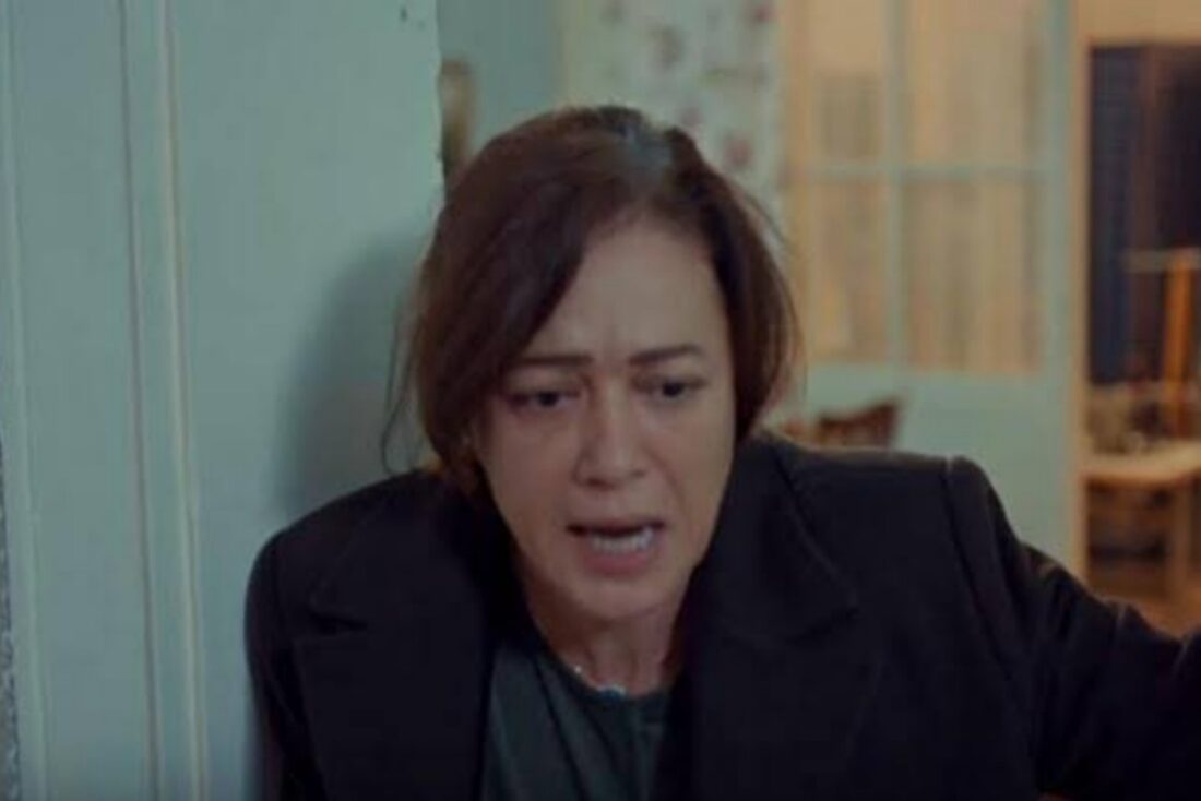 Hatice desmaiando ao ver Bahar desacordada no hospital.