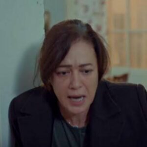 Hatice desmaiando ao ver Bahar desacordada no hospital.