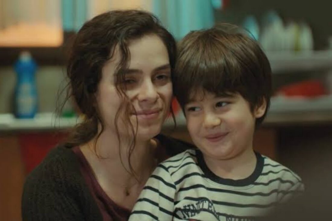 Protagonista Özge Özpirinçci em momento marcante da trama.