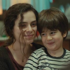 Protagonista Özge Özpirinçci em momento marcante da trama.