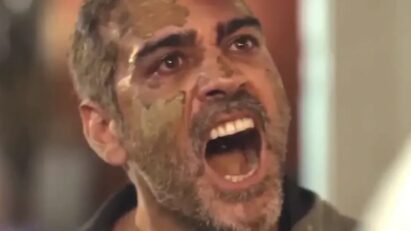 Sarp em momento de desespero ao confrontar Suat em Força de Mulher.