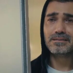 Sarp emocionado ao observar Bará no hospital