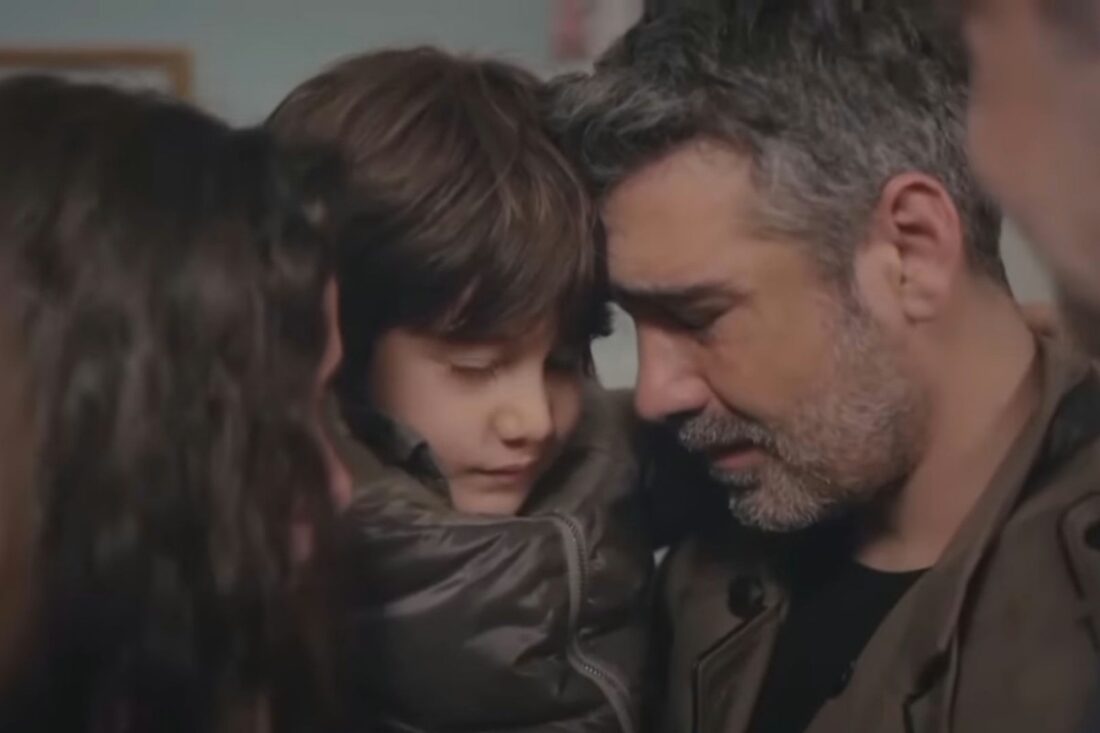 "Sarp abraça seus filhos Nisan e Doruk após resgatá-los."