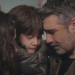 "Sarp abraça seus filhos Nisan e Doruk após resgatá-los."
