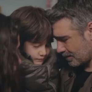 "Sarp abraça seus filhos Nisan e Doruk após resgatá-los."