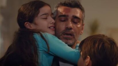 "Sarp observando Nisan e Doruk no jardim."