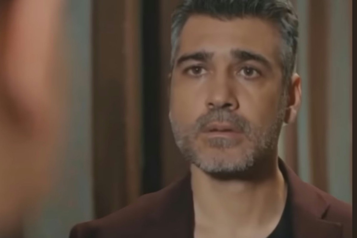 "Sarp sendo levado pela polícia em Força de Mulher."