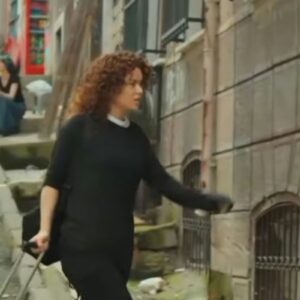 Sarp rejeita Sirin ao lado de seus filhos em cena marcante