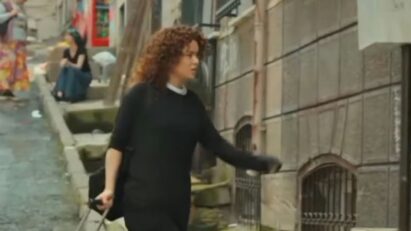 Sarp rejeita Sirin ao lado de seus filhos em cena marcante
