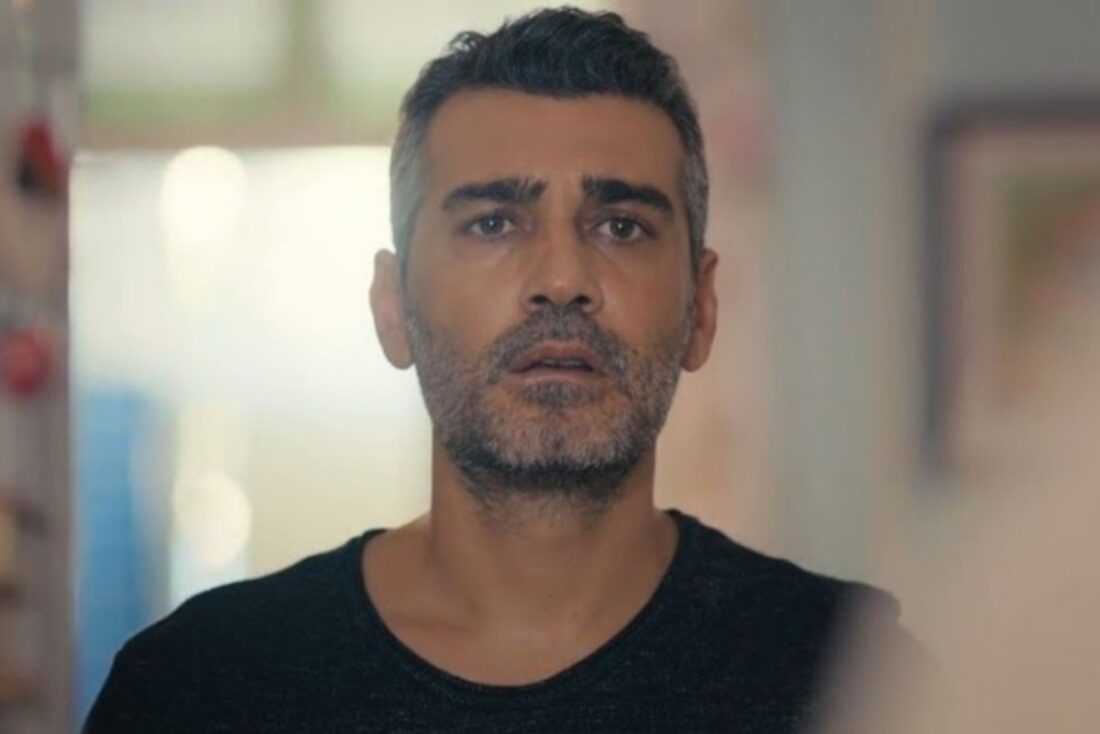 "Cena de Sarp em Força de Mulher olhando surpreso durante a ligação com Enver."