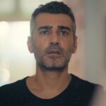 "Cena de Sarp em Força de Mulher olhando surpreso durante a ligação com Enver."