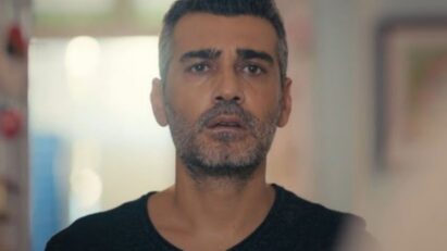 "Cena de Sarp em Força de Mulher olhando surpreso durante a ligação com Enver."