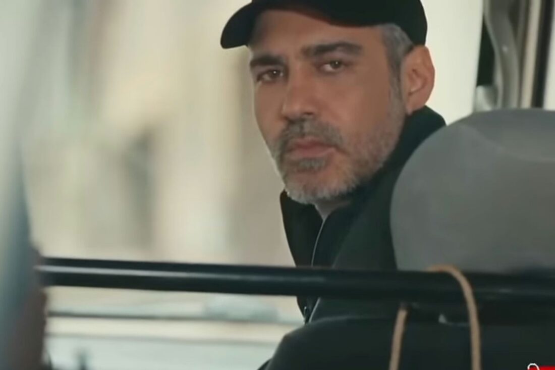 "Sarp observando Bahar e Arif com as crianças."