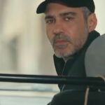 "Sarp observando Bahar e Arif com as crianças."