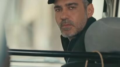 "Sarp observando Bahar e Arif com as crianças."