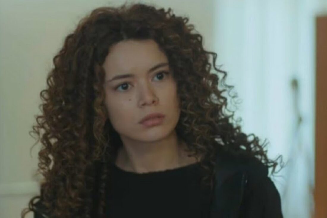 Sirin durante o jantar em que descobre o segredo sobre Sarp.