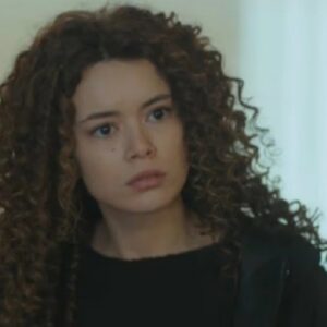 Sirin durante o jantar em que descobre o segredo sobre Sarp.