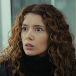 Sirin, personagem da novela turca Força de Mulher, com expressão de vilania marcante.