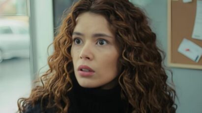 Sirin, personagem da novela turca Força de Mulher, com expressão de vilania marcante.