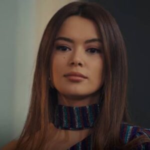 Sirin com roupas modernas e novo penteado após dia de compras