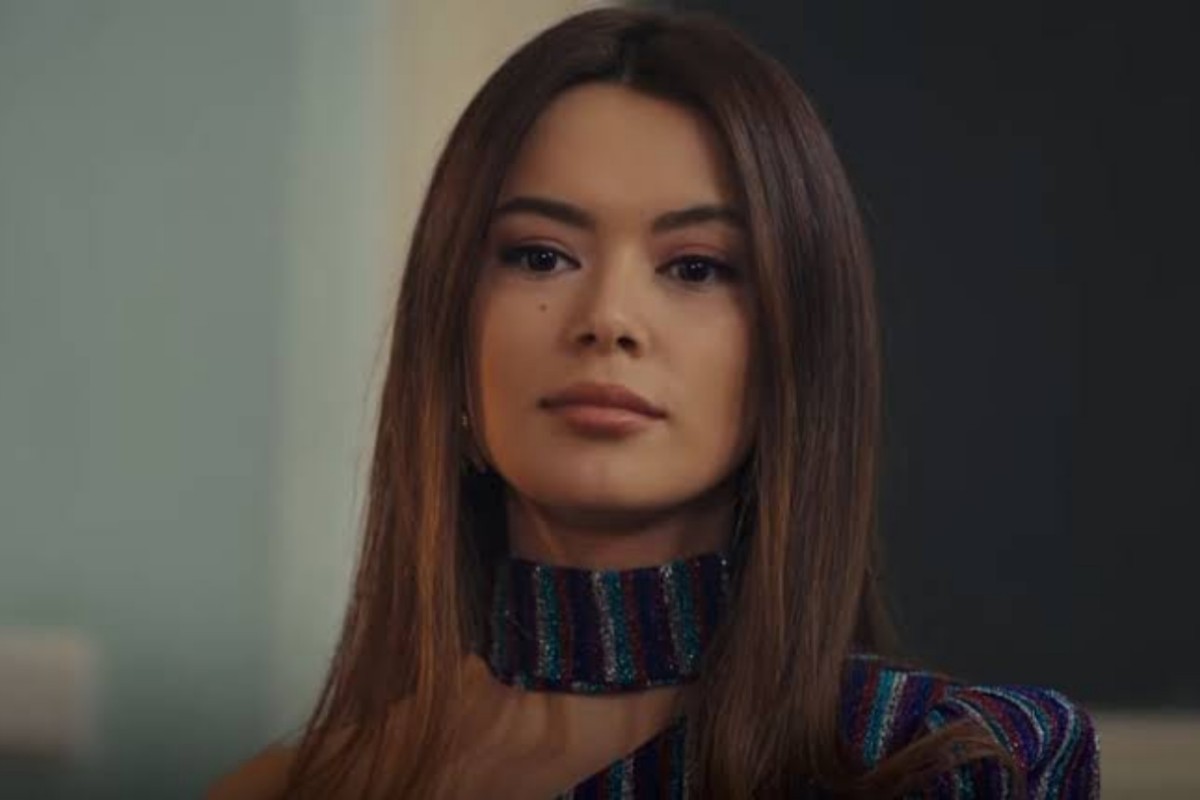 Sirin com roupas modernas e novo penteado após dia de compras