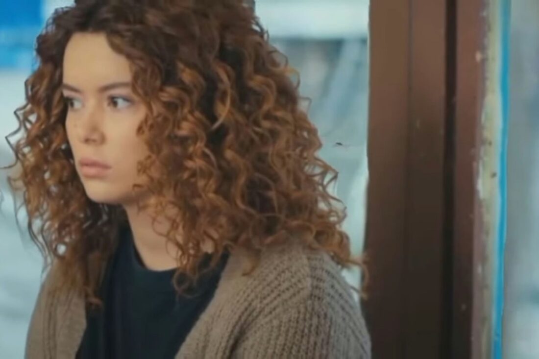 Sirin planejando o assalto com os rapazes na novela Força de Mulher.