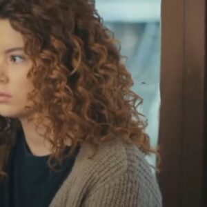 Sirin planejando o assalto com os rapazes na novela Força de Mulher.