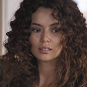 Sirin em cena dramática, revelando suas mentiras na trama de Força de Mulher