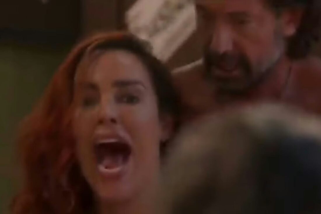 Úrsula no banheiro, assustada com a aparição de César.