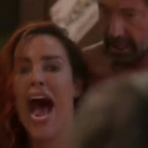 Úrsula no banheiro, assustada com a aparição de César.