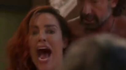 Úrsula no banheiro, assustada com a aparição de César.