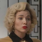 Zélia analisando o remédio suspeito de Clarice.